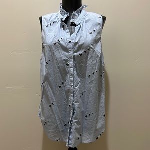 Ann Taylor blue sleeveless floral button down blouse M